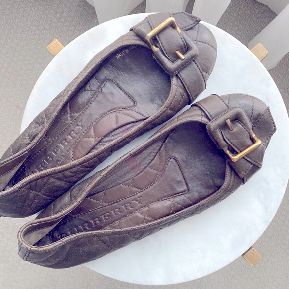 BURBERRY- leather flats with golden accent - Picture 1 of 8
